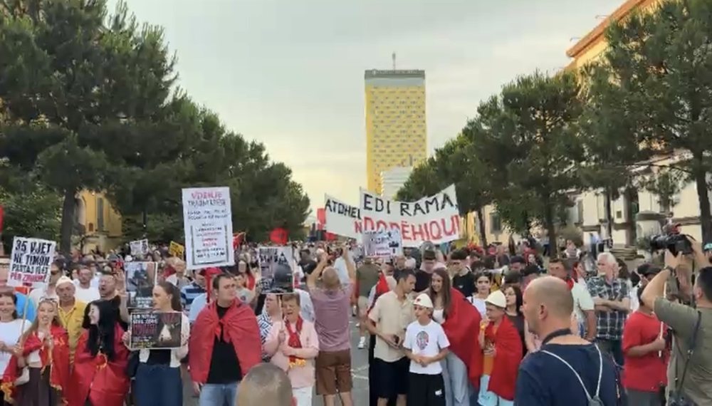 Protesta publikon platform&euml;n me pes&euml; k&euml;rkesa: nga dor&euml;heqja