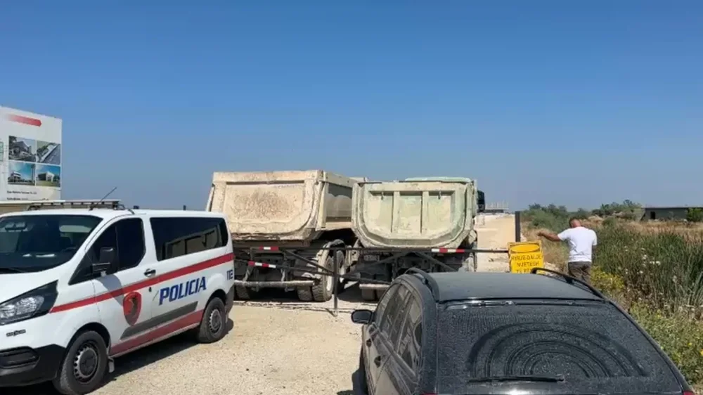 Tensione n&euml; Aeroportin e Vlor&euml;s, kamion&euml; bllokojn&euml; hyrjen e