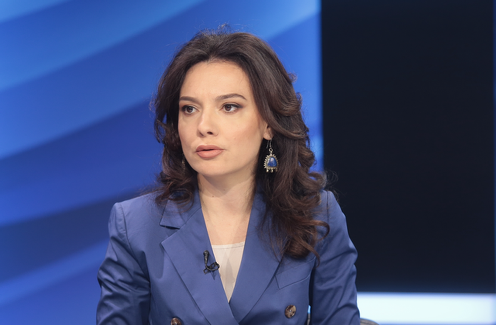 Nga hedh&euml;sja e gur&euml;ve n&euml; poeten e viktimizimit: Elisa Spiropali