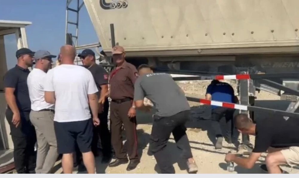 Tensione n&euml; Aeroportin e Vlor&euml;s, bllokohen s&euml;rish hyrjet e