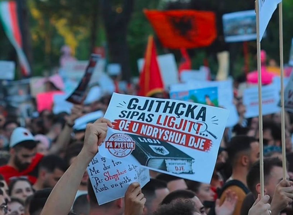 Turist&euml;t po largohen nga frika?! P&euml;rkundrazi, po lind fenomeni i