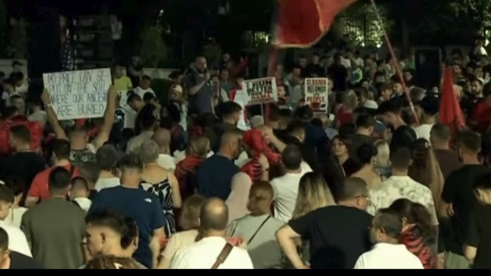 Pes&euml; k&euml;rkesat mbeten n&euml; fuqi, protesta vijon me marshim pas