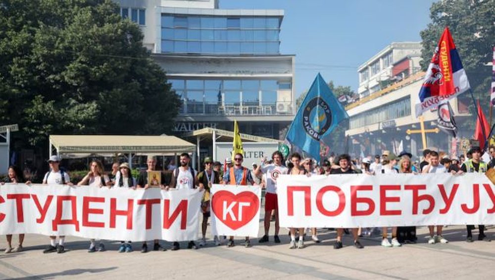 Vu&ccedil;i&ccedil; njoftoi se do t&euml; dor&euml;hiqet, protestat vijojn&euml;