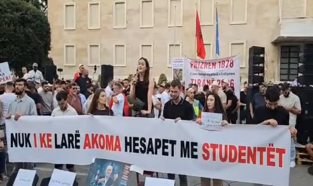 Aktivistja k&euml;rkon nga SPAK hetimin e Edi Ram&euml;s, protestuesit rikthehen