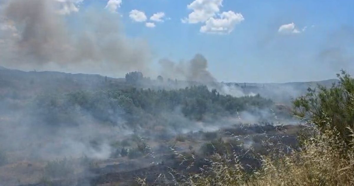 Zjarr pranë inceneratorit të Elbasanit  flakët i afrohen zonës së mbetjeve