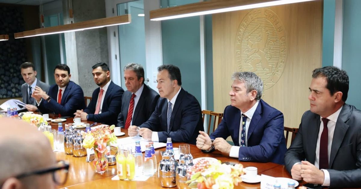 Në krah të Niko Peleshit nga Holanda  Belind Këlliçi i del në mbrojte protestuesve nga patronazhistët