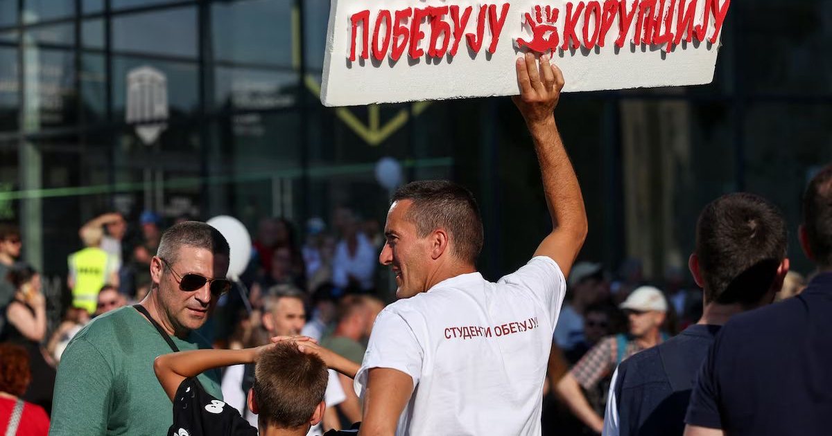 Mijëra protestues në Novi Sad kërkojnë zgjedhje të parakohshme  rritet presioni ndaj Vuçiçit