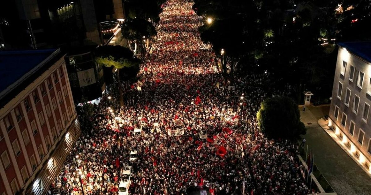 protesta-e-23-te-para-kryeministrise-qytetaret-dhe-diaspora-rikthehen-ne-shesh-ne-oren-19-00-kunder-qeverise