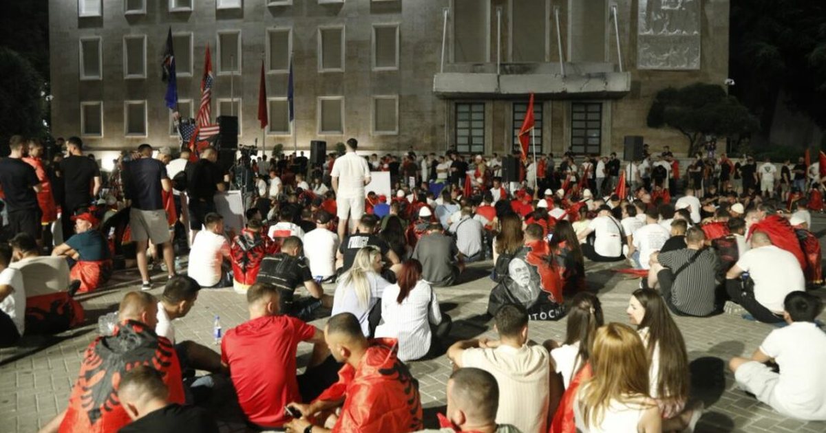 Protestuesit kalojnë natën para Kryeministrisë  vijojnë qëndresën edhe mëngjesin e sotëm