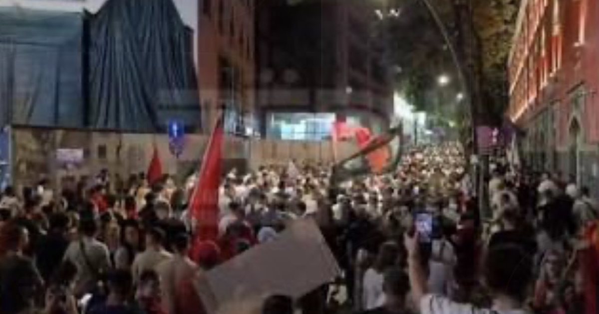 Heqja e flamurit izraelit gjatë marshimit  Reagon MEPJ  Përdhosja e flamurit izraelit nuk përfaqëson vlerat shqiptare