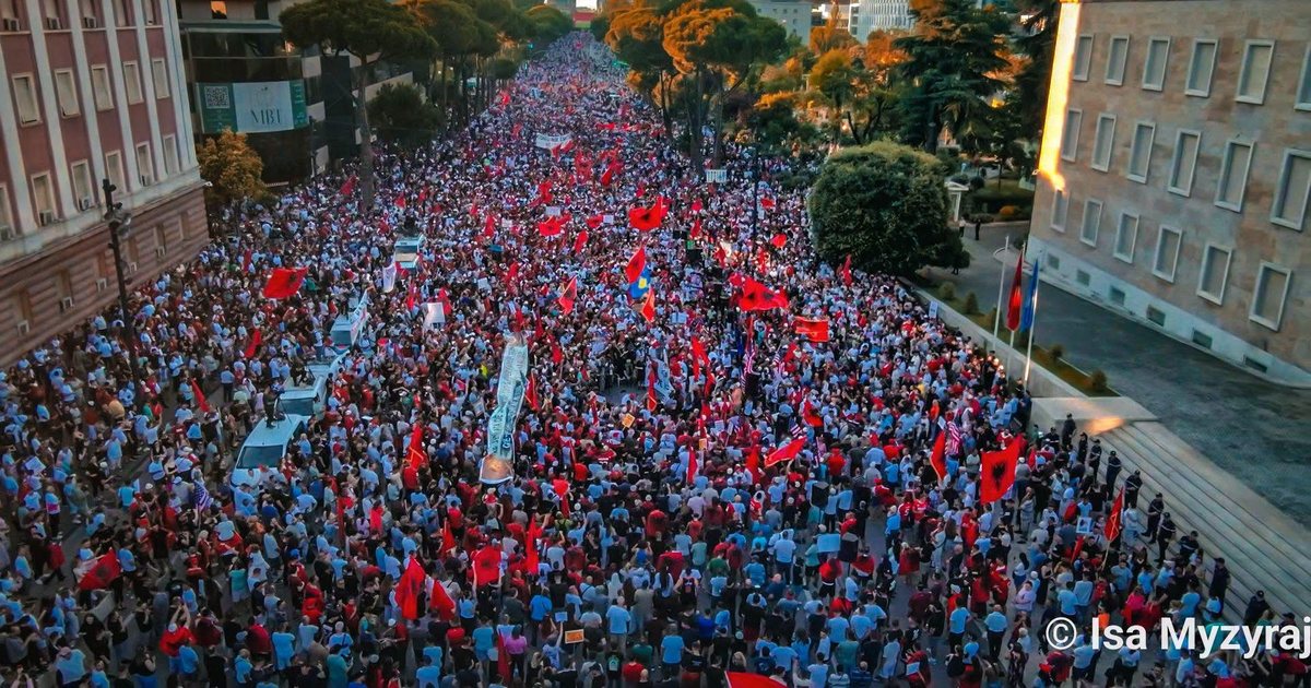 Diaspora vendos të kalojë natën para Kryeministrisë  protestuesit rrethojnë simbolikisht institucionin