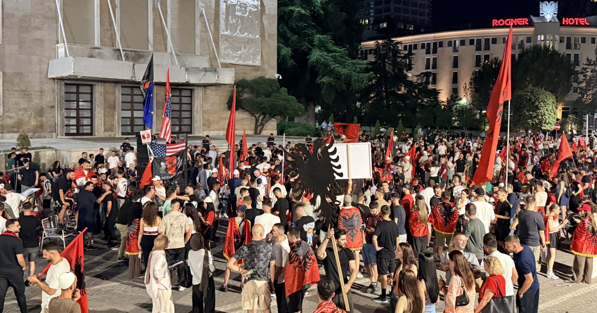 Diaspora dhe protestuesit vendosin të kalojnë natën para Kryeministrisë