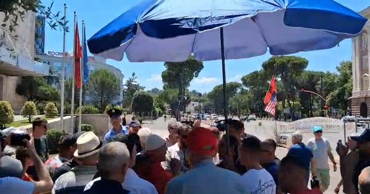 Protestuesit kalojnë natën para Kryeministrisë  paralajmërojnë përshkallëzim të aksionit