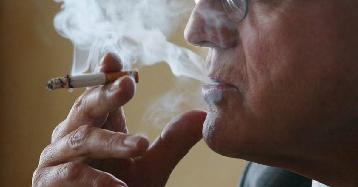 david-hockney-njeriu-qe-sfidoi-mjeket-dashuria-e-perjetshme-per-duhanin-dhe-2-mije-cigaret-qe-mbante-per-emergjenca