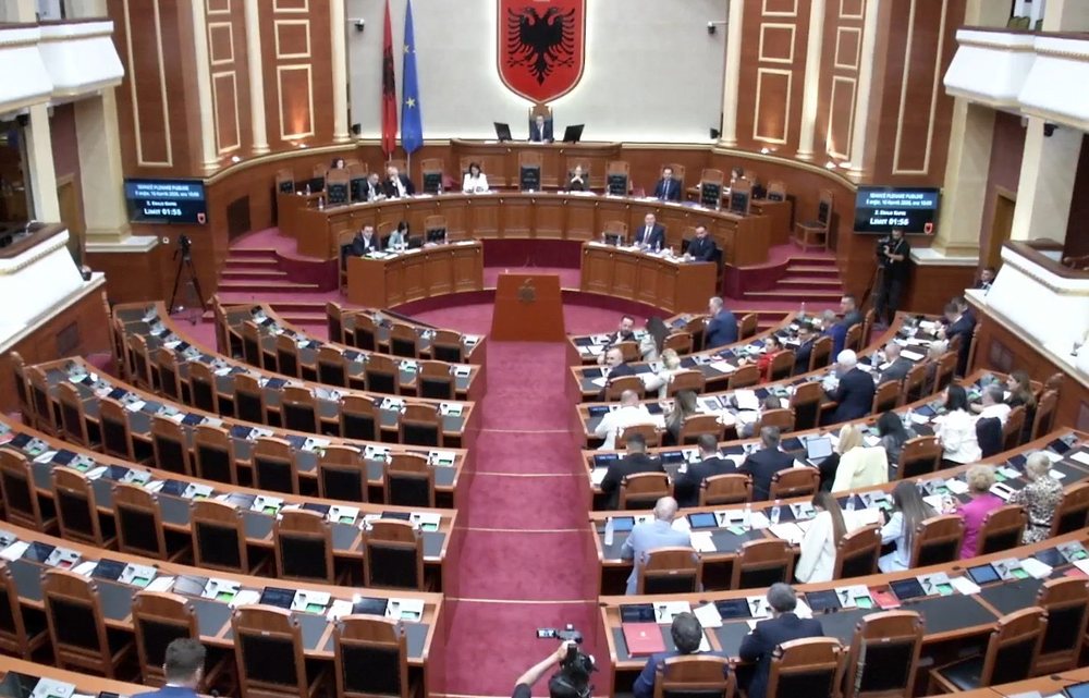 Nis seanca plenare n&euml; Kuvend, opozita vijon bojkotin, parlamenti rrethohet