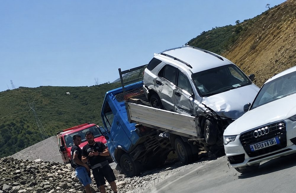 Aksident n&euml; aksin Librazhd-Elbasan, p&euml;rplaset karrotreci q&euml;