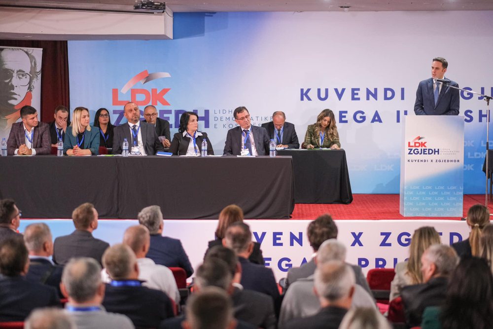 K&euml;rkesat, p&euml;r shkarkim, Abdixhiku nd&euml;rpret negociatat me