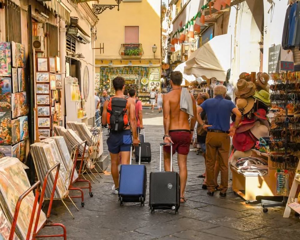 Ndalohen turist&euml;t pa bluz&euml; dhe me rroba banje n&euml; rrug&euml;,