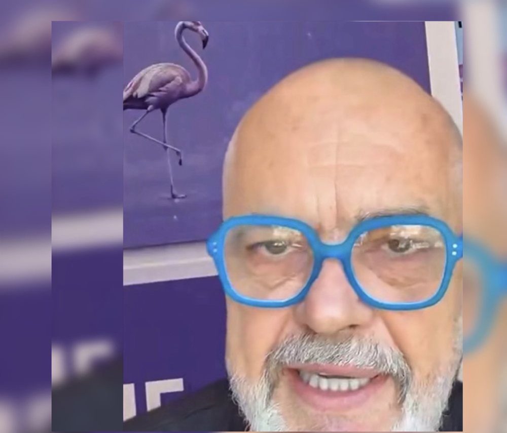 Rama frym&euml;zohet n&euml; Ankara, ngjyros me mavi flamingot e protest&euml;s.