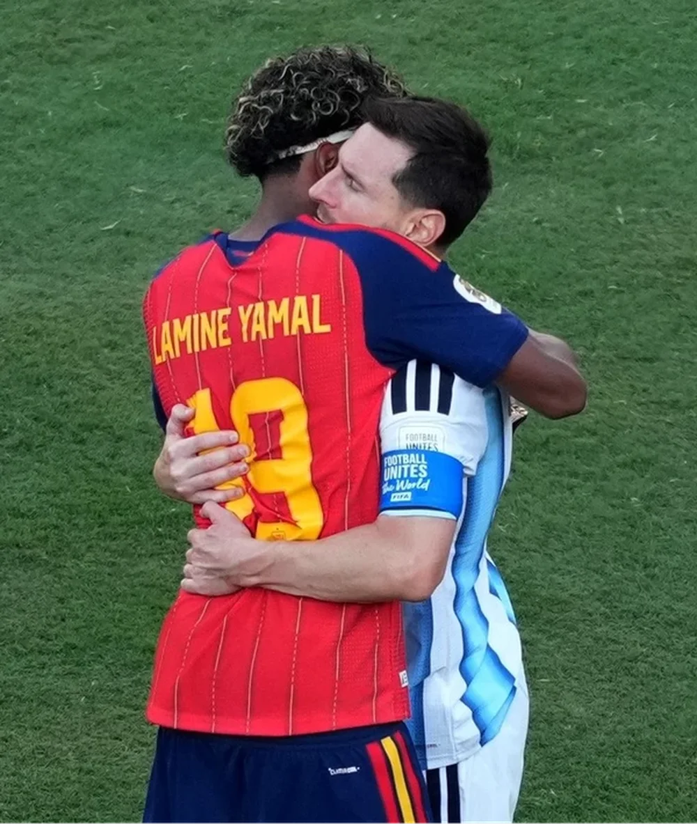 Momentet pas ndeshjes, Messi humb finalen, por fiton duartrokitjet me gjestin