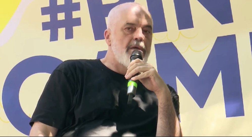 Ironia e Jal&euml;s: Nga ish-kampi rinor i LSI-s&euml;, Rama pranon se protesta