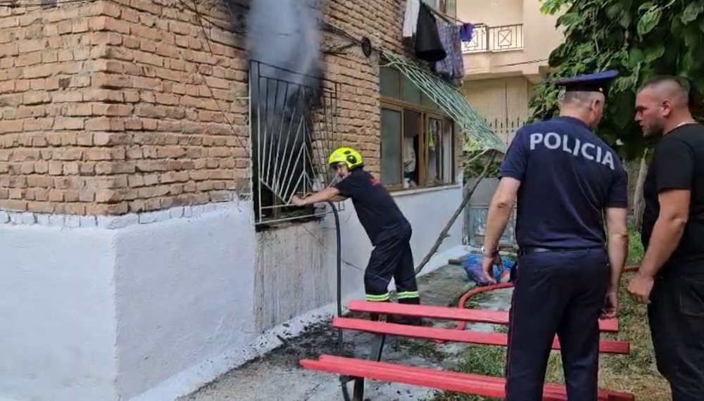 Zjarr n&euml; nj&euml; apartament n&euml; Kor&ccedil;&euml;, humb jet&euml;n nga