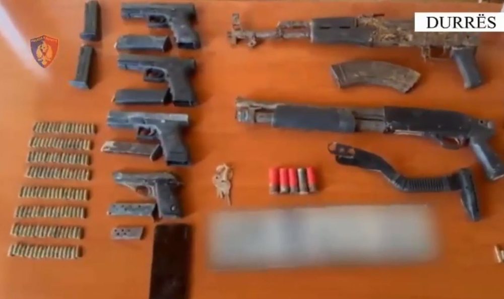 Goditet baza e arm&euml;ve n&euml; Durr&euml;s, arrestohet