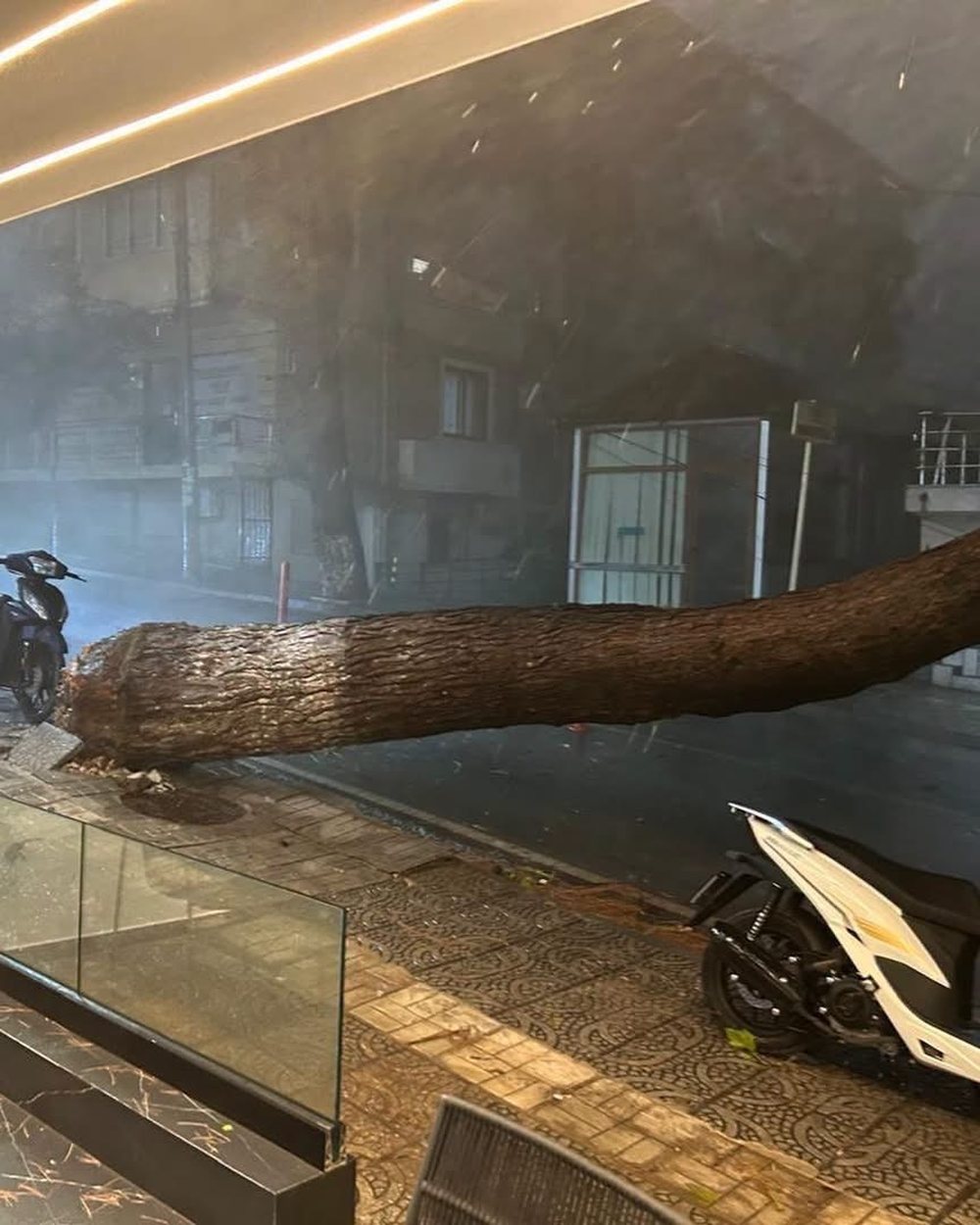 Stuhi e fort&euml; godet qytetin bregdetar, pem&euml;t e rr&euml;zuara