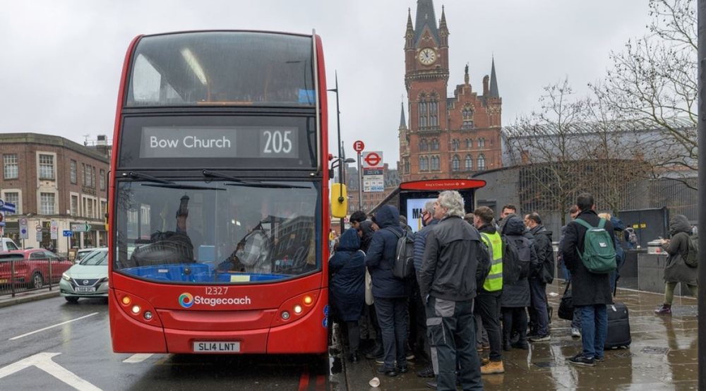 Britania vendos bilet&euml;n e autobusit me 2 paund, qeveria e re prezanton masa