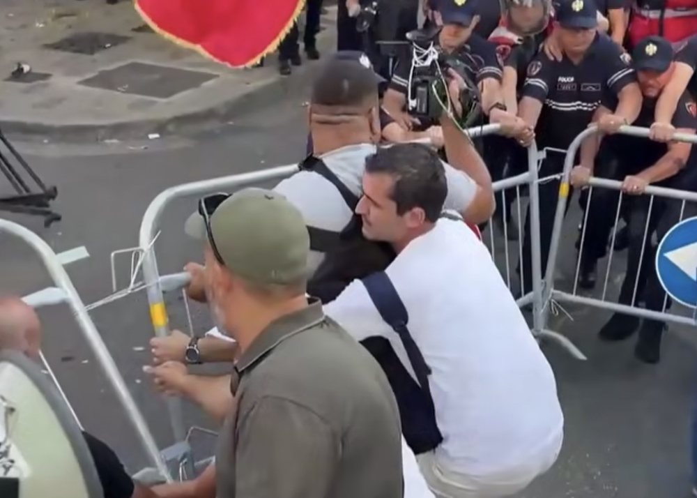 Tensione te Parlamenti, protestuesit &ccedil;ajn&euml; kordonin e policis&euml;!