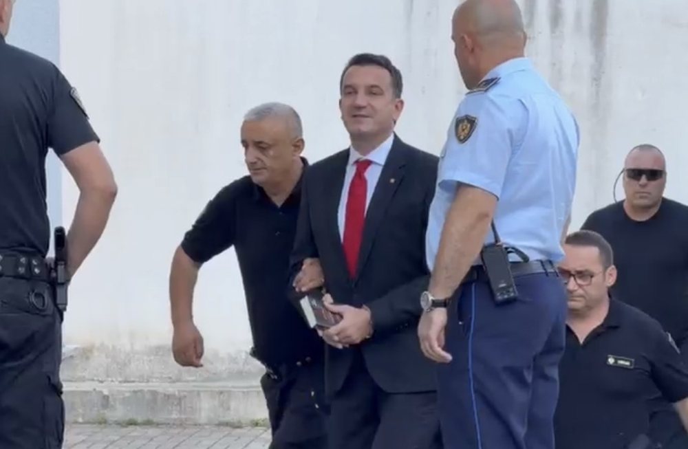 P&euml;rballja Veliaj-Ols Dado n&euml; Administrative, avokati: K&euml;rkesa e