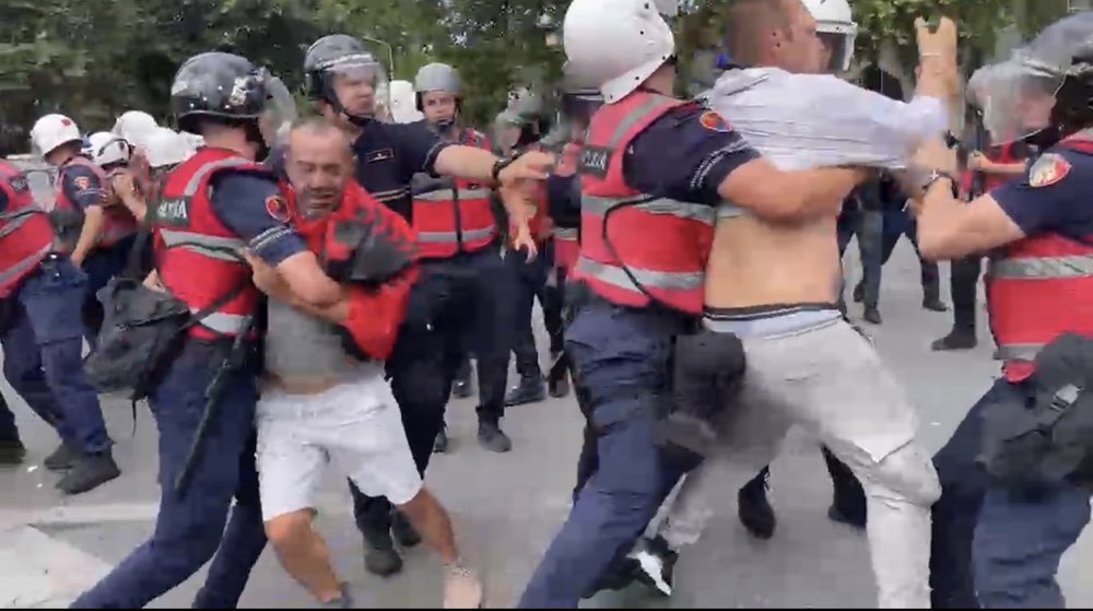 P&euml;rplasje mes protestuesve dhe policis&euml; para Kuvendit,