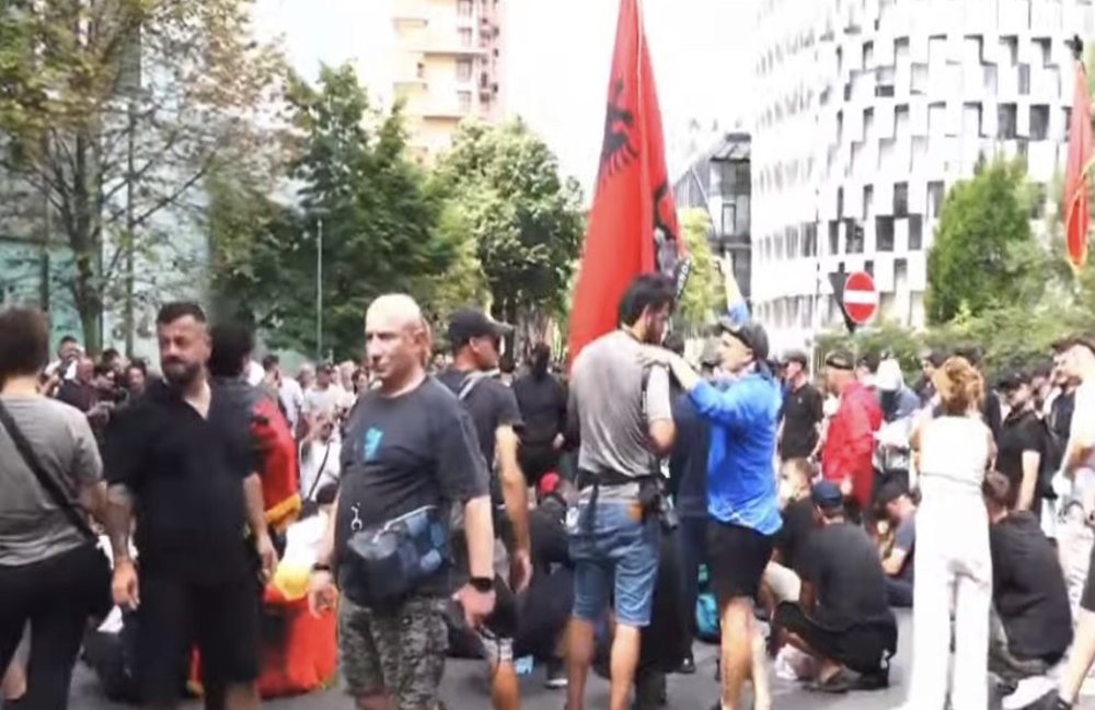 Tubimi para Parlamentit, Gjykata e Tiran&euml;s liron dy protestuesit e