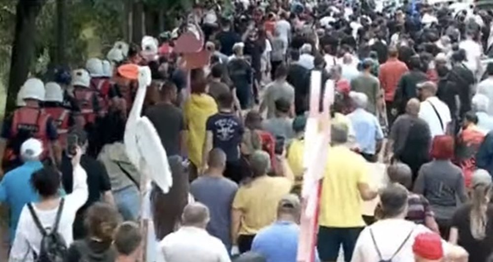 Protestuesit marshojn&euml; drejt Komisariatit nr. 1, k&euml;rkojn&euml; lirimin