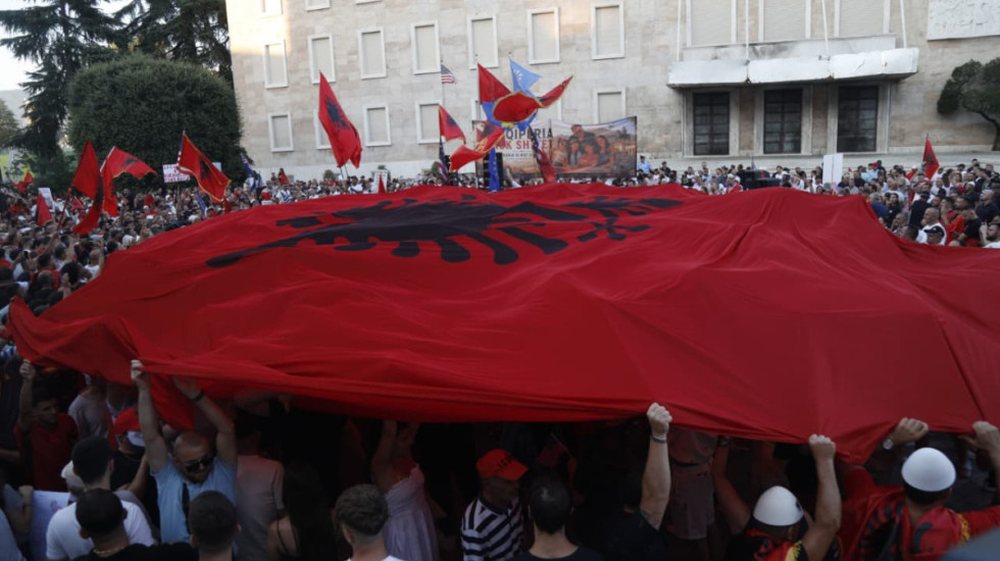 Protesta hyn n&euml; dit&euml;n e 36-t&euml;, t&euml; liruarit nga arrestimi