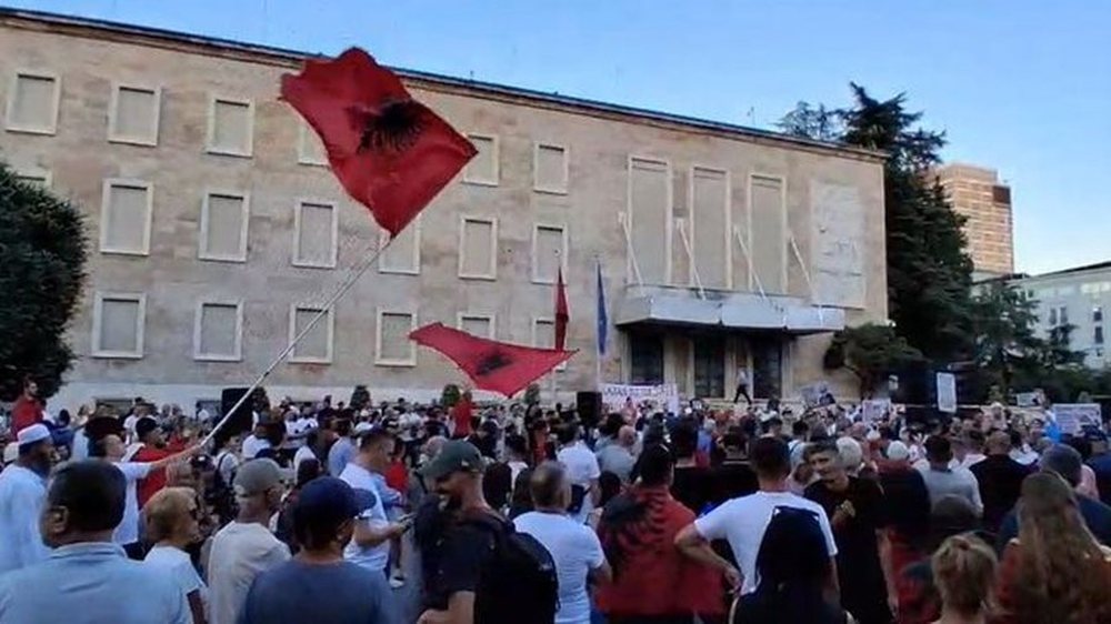 Dita e 37-t&euml; e protest&euml;s, qytetar&euml;t rikthehen para