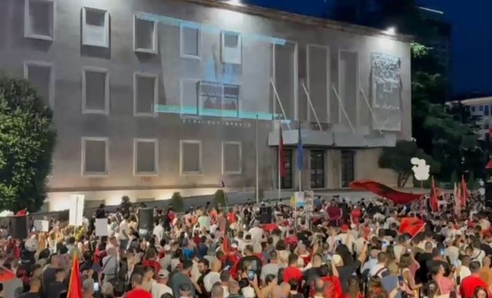 Protesta e 38-t&euml; n&euml; Tiran&euml;, qytetar&euml;t vijojn&euml; thirrjet