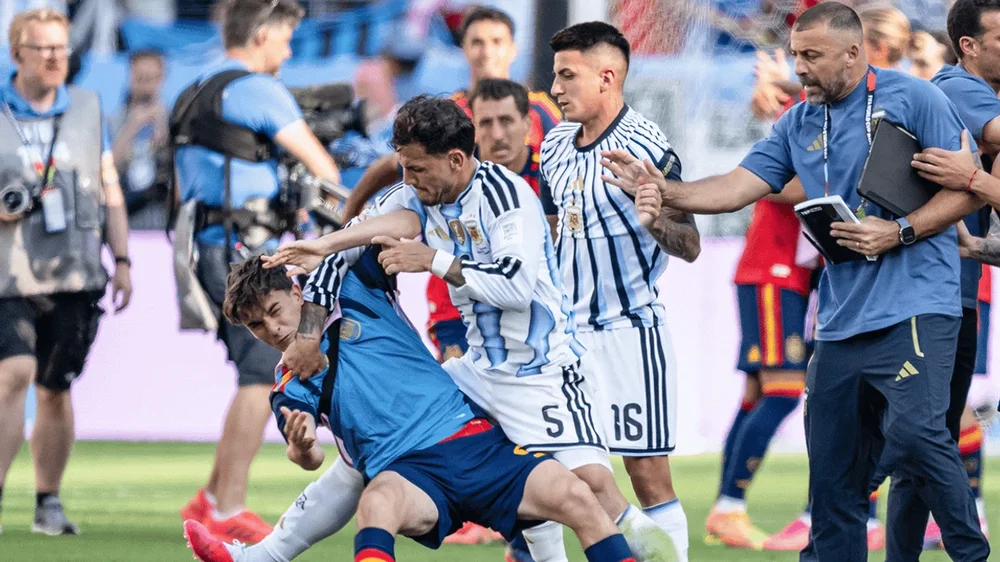 FIFA hap hetim pas finales Spanj&euml;&ndash;Argjentin&euml;, lojtar&euml;t e