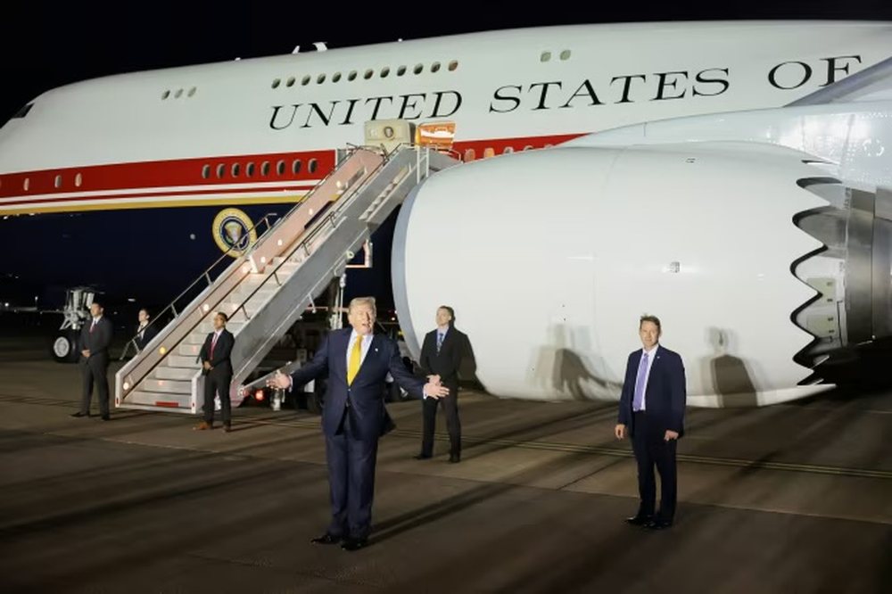 Frika nga nj&euml; atentat? Trump l&euml; n&euml; tok&euml; avionin e