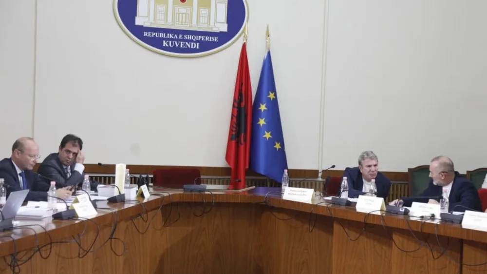 &ldquo;Mbylle goj&euml;n, o legen&rdquo;, Ulsi Manja p&euml;rplaset me Ivi Kason