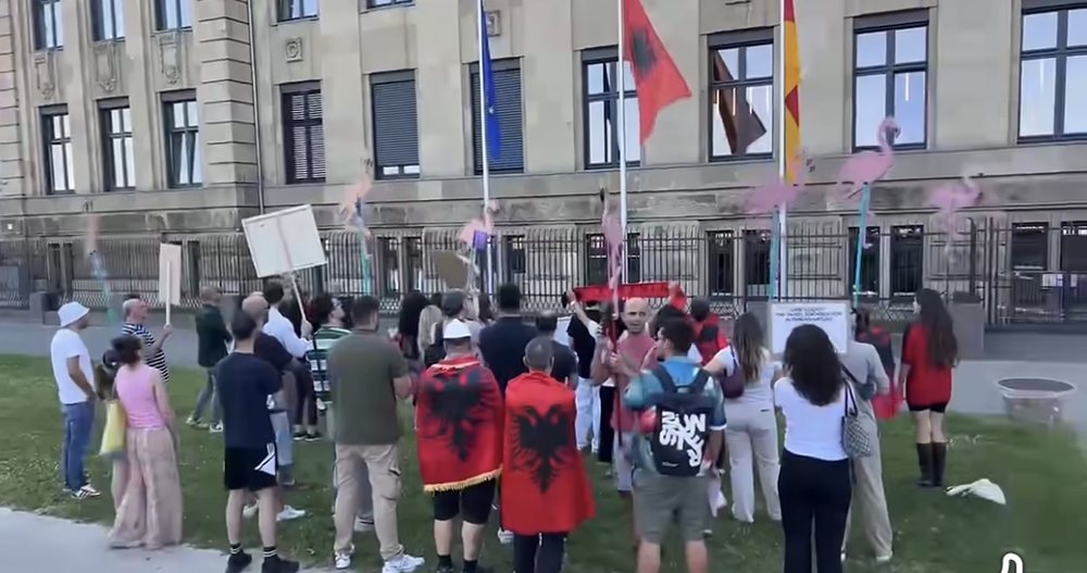 Rama pritet me protesta edhe n&euml; Gjermani, shqiptar&euml;t n&euml;