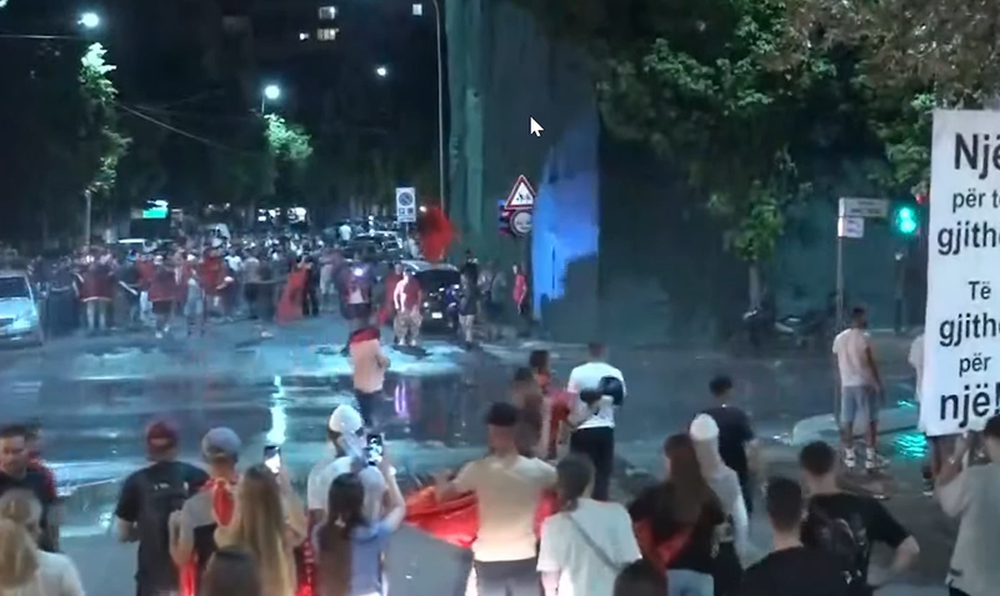 Tensionohet protesta para Komisariatit Nr. 3, thyhen xhamat, policia