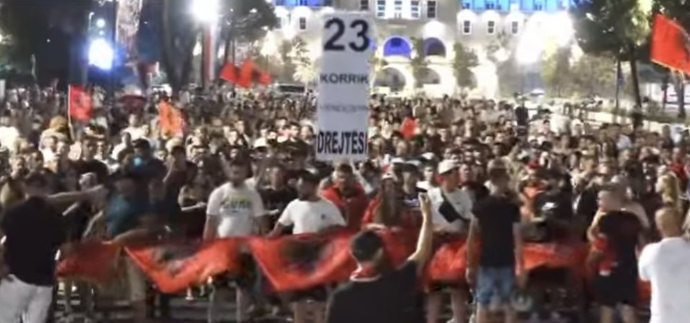 Marshim drejt Kryeministris&euml; n&euml; protest&euml;n e 52-t&euml;,