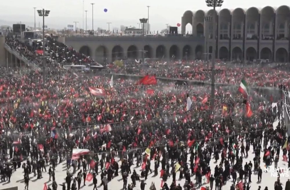 Teherani p&euml;rcjell n&euml; ceremoni mortore Ali Khamenein, turma