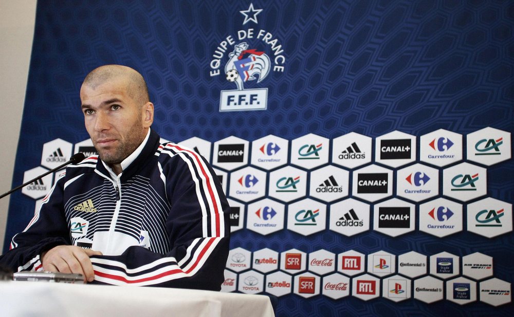 Zidane drejt stolit t&euml; Franc&euml;s? FFF gati t&euml; thyej&euml; kufirin e