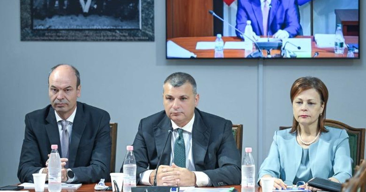 euro-ne-pikiate-guvernatori-ia-faturon-turizmit-por-dosjet-e-spak-ngrene-pikepyetje-per-parate-ne-ekonomi