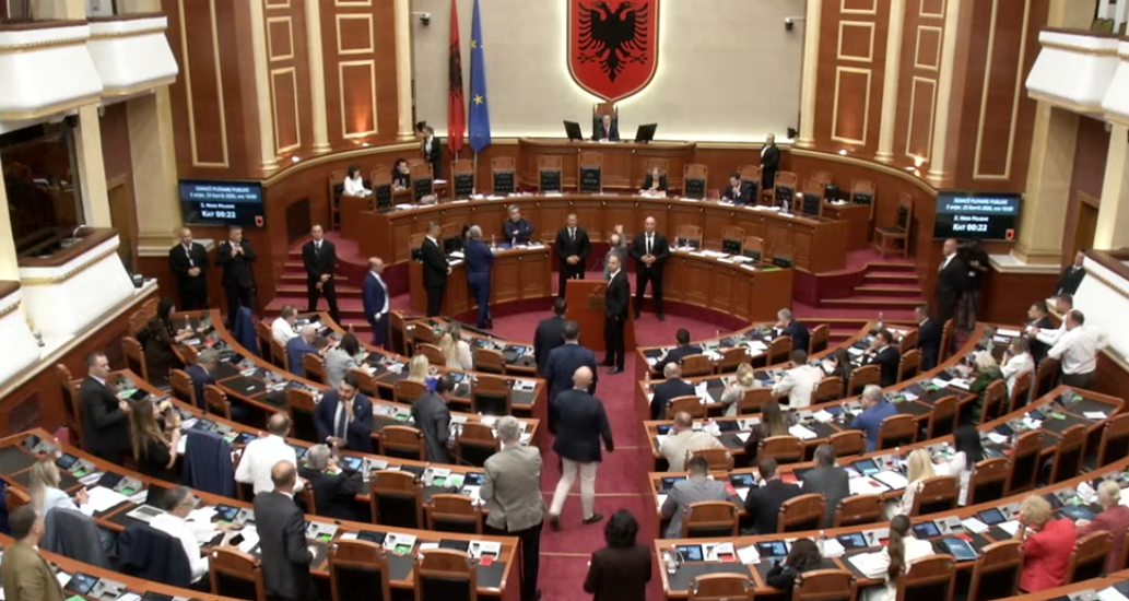 Opozita bllokon foltoren, nd&euml;rpriten p&euml;rkoh&euml;sisht punimet n&euml;