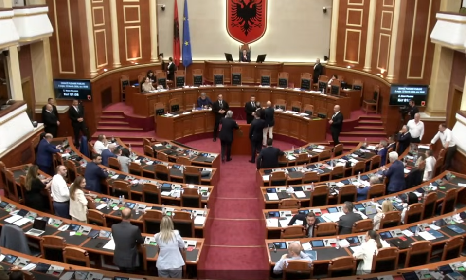 The opposition blocks the podium again, the plenary session is interrupted for