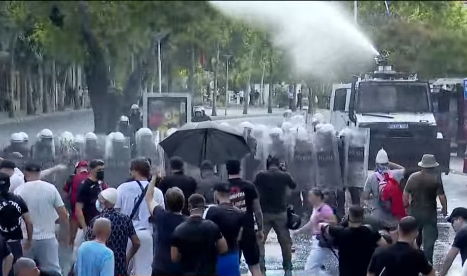 Protest in front of Parliament/ Police arrest 2 people and prosecute 30 other