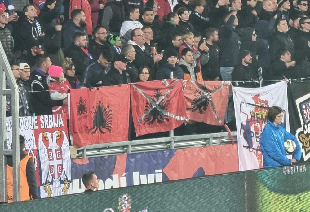 Përdhosja e simboleve kombëtare nga tifozët çekë,